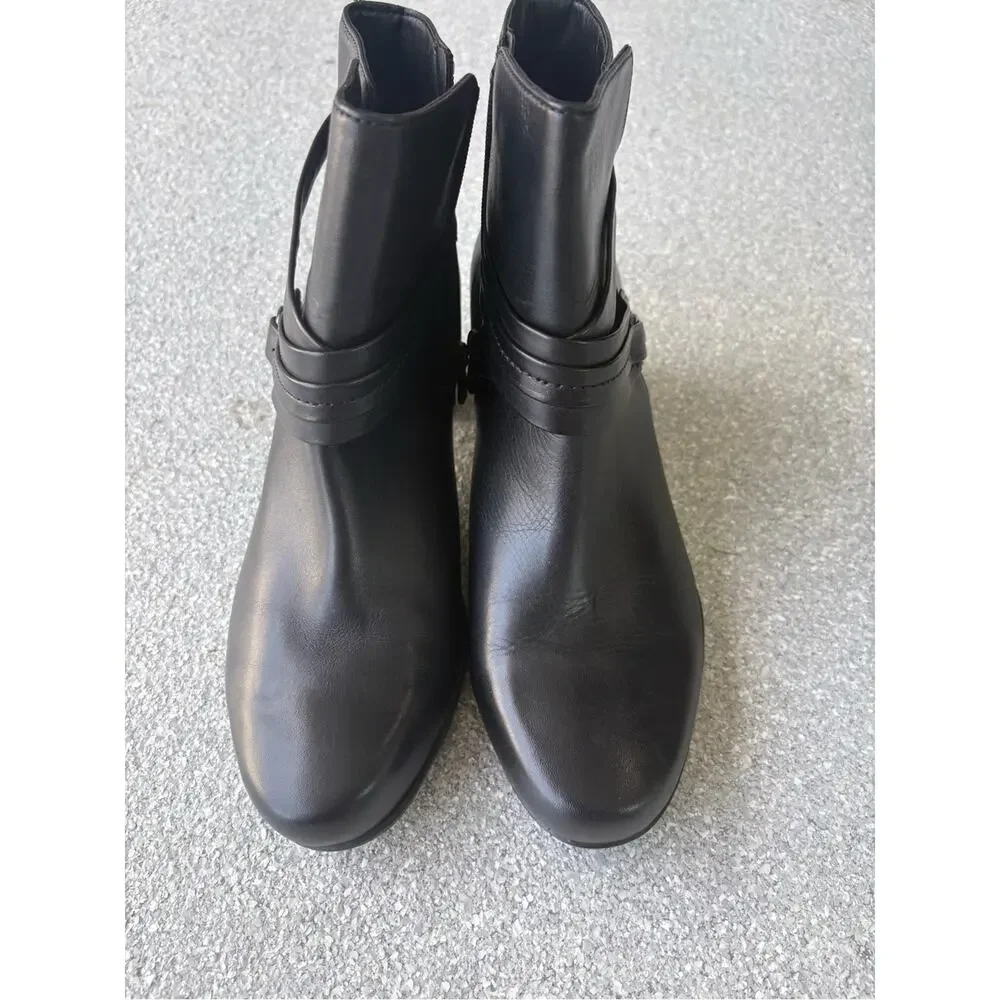 NWOB Clarks Women's block heel Ankle Boots size 11W